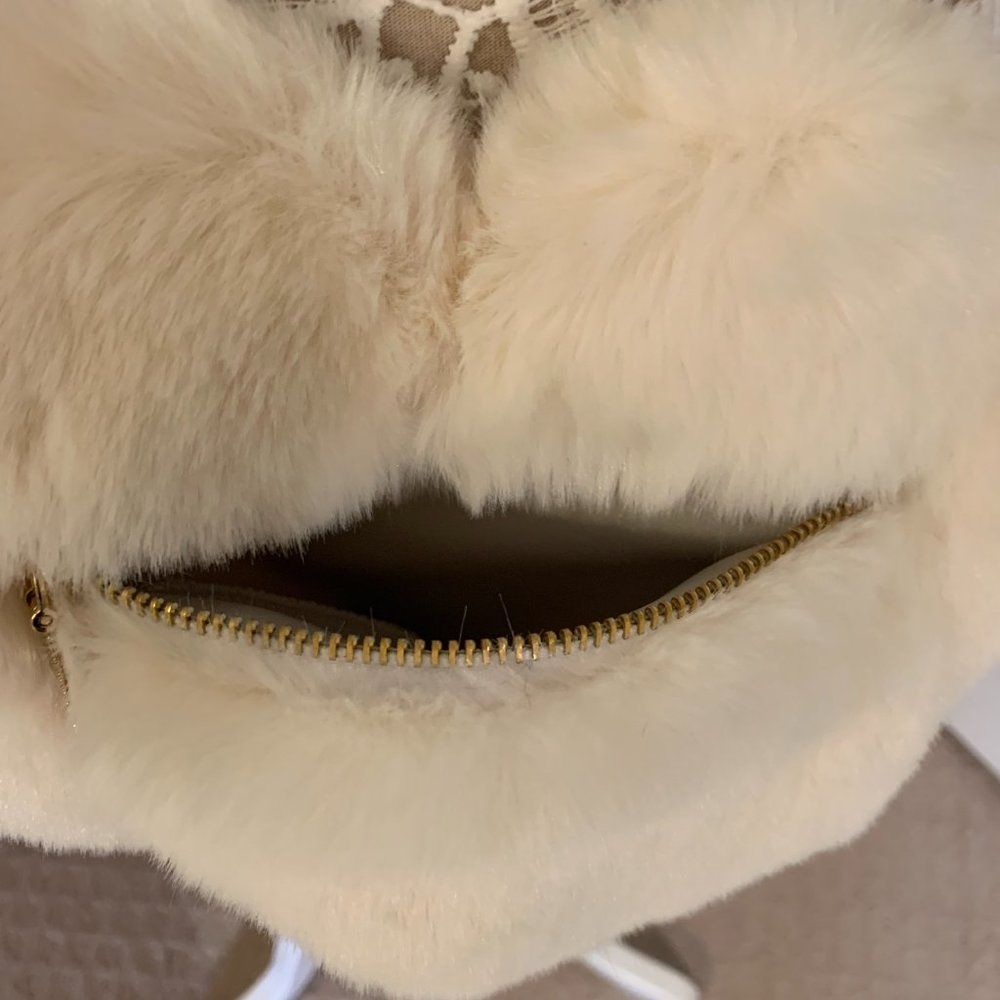 Heart Shaped Faux Fur Crossbody Bag - White- NWT - Picture 8 of 10